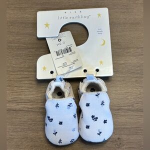 🇨🇦 RISE LITTLE EARTHLING BNWT Floral Baby Shoes, White/Navy, 0-3 Months.